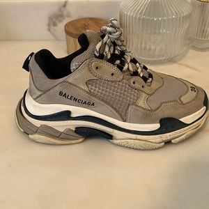 These are women’s Triple S balenciaga.